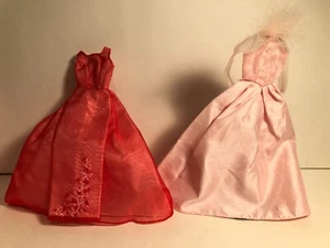 Ropa Barbie Vintage 2 VESTIDOS FORMALES Tiene Etiqueta Barbie LOTE 7 - Imagen 1 de 2