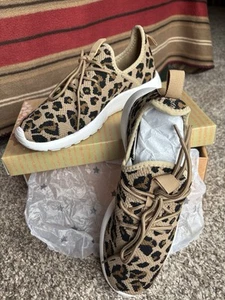 Very G Slip On Leopard Shoes NEW - Size 7.5 - Picture 1 of 10