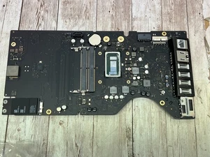 Apple iMac 21,5" A1418 metà 2017 i3-8100 3,6 GHz - COSÌ COM'È solo per parti di ricambio - Foto 1 di 3