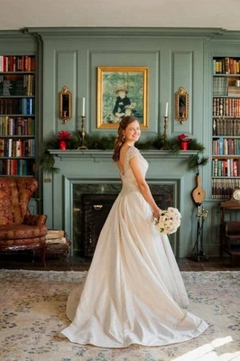 Vestido de novia Allure Couture C321 satinado con cuentas talla 10 (se adapta a 4) + velo Foto 1 de 4