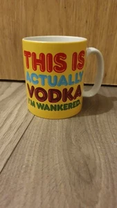 Nachricht auf der Tasse liest; Das ist eigentlich Wodka ich bin W*****Ed. - Bild 1 von 1