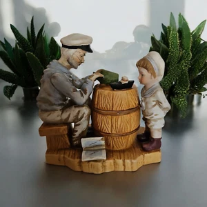 Barca Capitano Nave in Bottiglia Marinaio e Ragazzo Barile Statuina Pescatore Regalo Decorazione - Foto 1 di 10