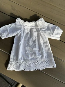 Altes Taufkleidchen Puppen Handarbeit Leinen Häkelborten weiss - Bild 1 von 11