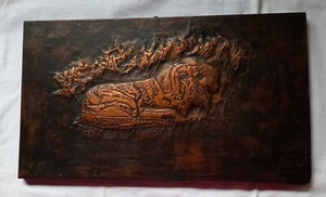 Schönes Kupferbild auf Holz, Hund liegend, zum Aufhängen, L., 41 cm, Br. 24 cm - Bild 1 von 3
