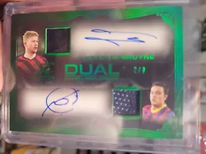 2022 ULTIMATE BLATT XAVI HERNANDEZ/KEVIN DE BRUYNE DUAL SPIEL GEBRAUCHTES TRIKOT AUTO/9 - Bild 1 von 2