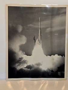Fotografías originales 8 x 10 de la NASA lanzamiento de cohetes Delta - Imagen 1 de 2