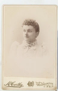 Junge Dame mit Halskette und Schleife McCarthy Binghamton NY Kabinettkarte 4x6 - Bild 1 von 2