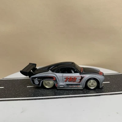 Garaje Hot Wheels #4/6 Volkswagen VW Karmann Ghia negro/plateado #789 con precio de venta sugerido por el fabricante 1:64 casi nuevo Foto 1 de 4