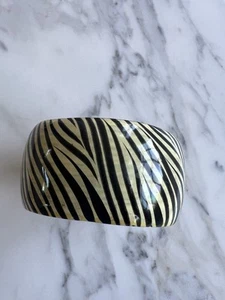 Lackierter Zebra Design Horn Armreif aus Nairobi 1,5” breit, Öffnung ist 2,75” - Bild 1 von 4