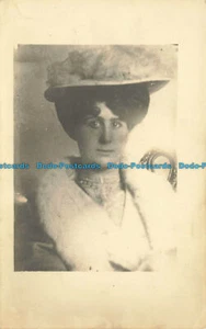 R626807 Frau mit Hut und dunklen Haaren - Bild 1 von 2