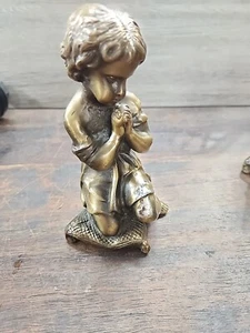 Vintage Mädchen betet bronzierte Metallkunst 7" 6 Pfund Skulptur Kind kniet auf Kissen - Bild 1 von 5