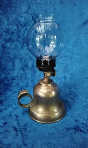 Kleine glockenförmige Petroleumlampe aus massivem Messing, "Pigeon"-Glas - Bild 1 von 2
