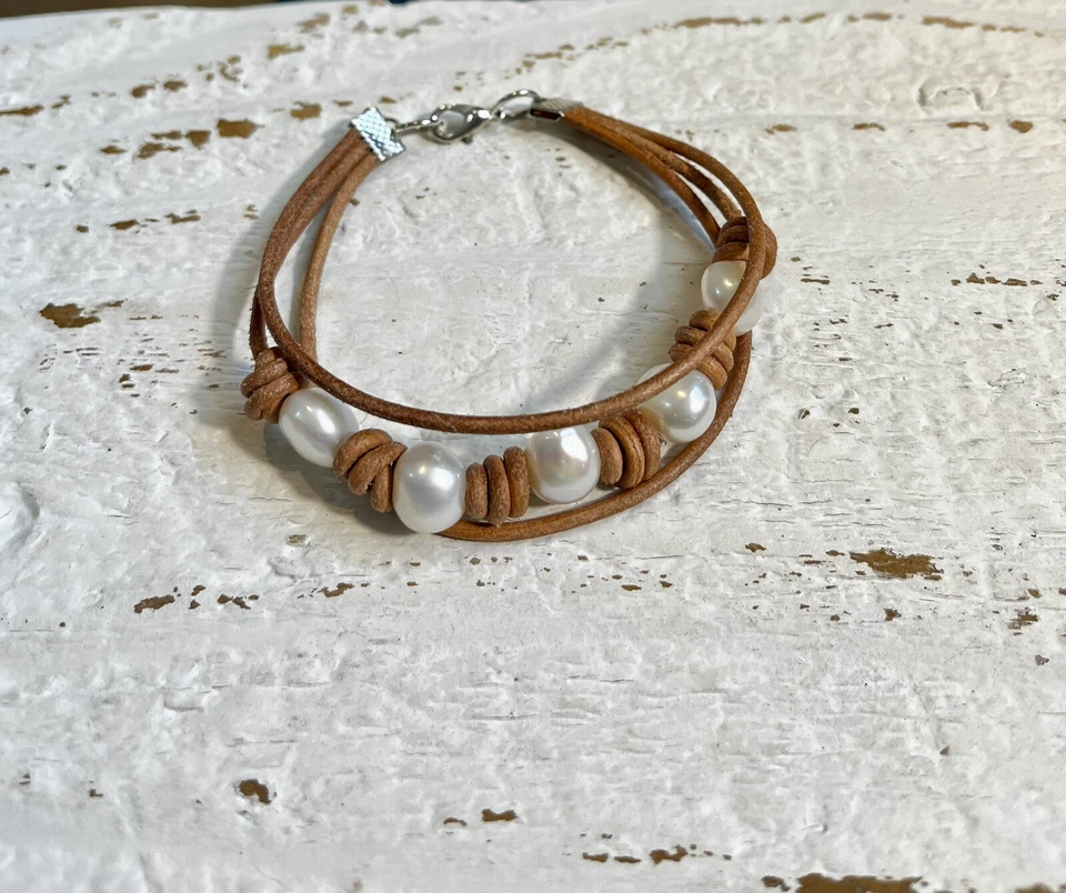 Pulsera de cuero tostado perlas crema a la venta hoy envío gratuito/hecha en EE. UU. 8 pulgadas Foto 1 de 4