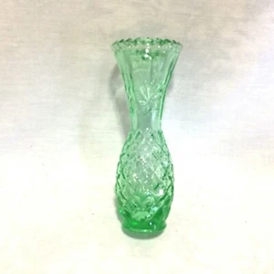 VINTAGE GREEN DIAMOND CUT GLASS BUD VASE - COLLECTIBLE - Picture 1 of 6