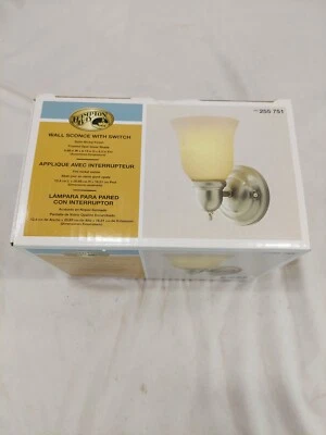 HAMPTON BAY APLIQUE DE PARED CON INTERRUPTOR ACEITE ACABADO NÍQUEL SATINADO, VIDRIO ESMERILADO NUEVO Foto 1 de 4