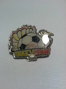 Vintage MVSC Turkey Shoot 2009 Emaille Brosche Anstecknadel #218  - Bild 1 von 3