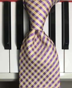 GIOVANNI FERRO/Petite karierte Seidenkrawatte in Pastelltönen von Flieder, Gelb & Perle - Bild 1 von 8