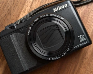 Nikon Coolpix S9900 16,0 MP 30x fotocamera digitale compatta funziona in inglese nero JP - Foto 1 di 12