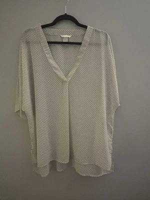 Top para mujer J. Jill cuello en V talla 10 blanco con patrón de diamantes negros Foto 1 de 4