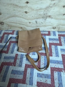 Bolso de hombro cruzado vintage Kenneth Cole tostado  - Imagen 1 de 12
