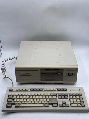 Computer PC vintage Compaq Deskpro 286e 2520 con tastiera si accende sugli stivali - Immagine 1 di 4