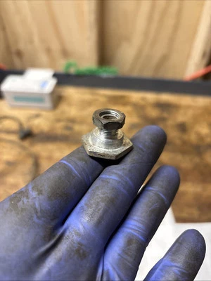 Гайка и болт сиденья заднего крыла * KTM * 125 200 300 400 450 525 * 2004-2016 - Изображение 1 из 4