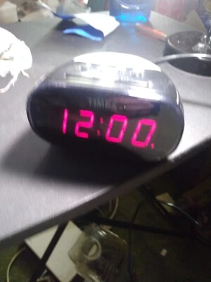 Timex Dual Alarm Clock T118B with and LED Night Light - Image 1 of 4