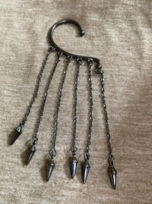 Orejera gris Gunmetal con cadenas colgantes picos C121-42 Foto 1 de 3