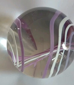 Briefbeschwerer GLAS signiert - WEIß Latticino mit feinen lila BÄNDERN - Lavendel - Bild 1 von 14