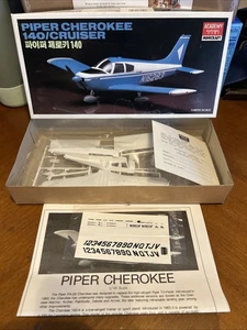 Academy Minicraft 1/48 Piper Cherokee 140/Kit Crucero NUEVO EN CAJA - Imagen 1 de 2