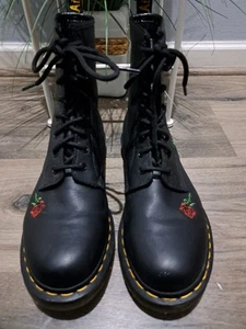 Usado en Excelente Condición Dr Doc Martens 1460 Vonda Rojo Flor Botas Cuero Negro, Talla 10 - Imagen 1 de 8