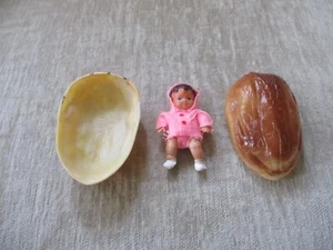BAMBOLA VINTAGE 2,5 pollici in miniatura rosa con guscio noce originale Hong Kong - Foto 1 di 13