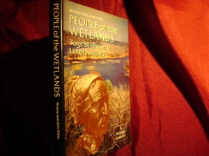Coles, Bryony. People of the Wetlands. Bogs, Bodies and Lake-Dwellers. A World S - Imagen 1 de 1