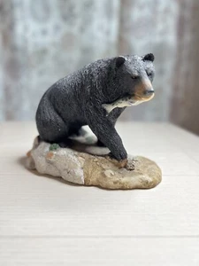 Estatuilla vintage de oso negro sosteniendo trucha en su boca en piedra viva - Imagen 1 de 3