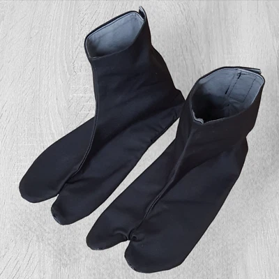 Zapatos Tabi japoneses negros con cierre de gancho y bucle Foto 1 de 4