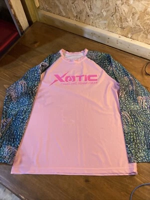 Camisa masculina Xotic camuflagem e equipamento de pesca tamanho M multi/rosa manga longa elástica - Imagem 1 de 4