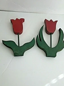 Juego de 2 Estatuillas de Madera Tallada Flor de Tulipán Rojo Hoja Verde y Tallo - Imagen 1 de 12
