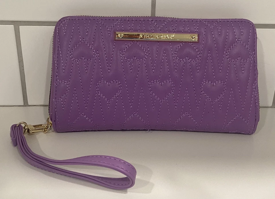 Cartera pulsera acolchada púrpura Betsey Johnson corazones morados cremallera alrededor Foto 1 de 4