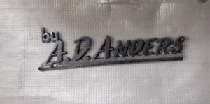VON A. D. ANDERSON - METALL AUTOHAUS EMBLEM ABZEICHEN - OLDTIMER - Bild 1 von 2