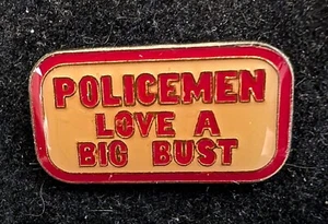 Vintage Emaille POLIZISTEN "Love A Big Bust" Hut/Revers PIN Größe 1" mal 1/2" - Bild 1 von 1