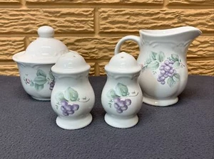 Coctelera de sal y pimienta Pfaltzgraff Grapevine de colección 5 piezas crema azucarero tapa - Imagen 1 de 6