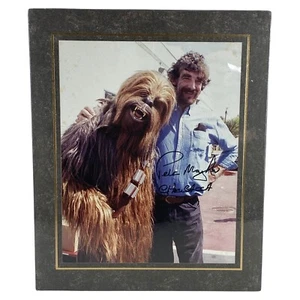 Peter Mayhew Autographed Photo Chewbacca Holding Costume Rare - Picture 1 of 7
