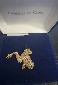 Jackie Kennedy JBK Frog Brooch Rhinestones Body & Gem Eye Gold Tone Pin box - Picture 1 of 2