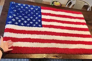 Handgehängt Amerikanische Flagge Teppich Wandbehang USA Sterne & Streifen 42" x 27" Vintage - Bild 1 von 12