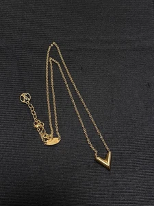 Collana Louis Vuitton Essential V oro 45 cm ciondolo metallo usato - Foto 1 di 4