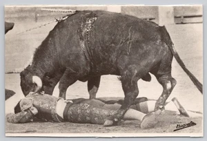 RPPC Matador von Stier im Stierkampf um 1940 abgeschossen - Bild 1 von 2