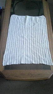 Mesa vintage de ganchillo a mano de 24" x 17 1/2", crema/blanco roto - Imagen 1 de 2