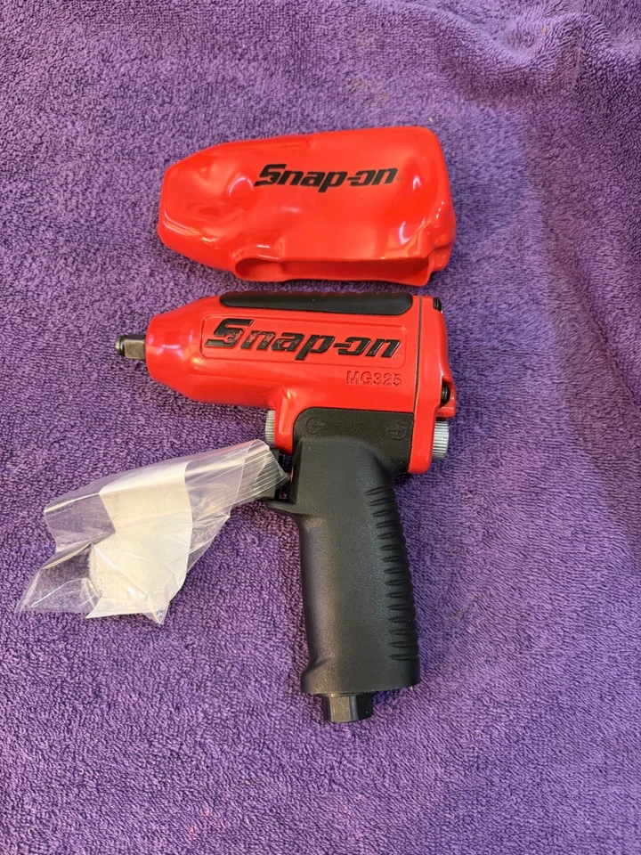 *NEW*SNAP ON, 3/8” AIR IMPACT WRENCH WITH SLEEVE  MG325 - Image 1 of 1