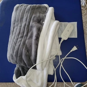 ELECTRIC HEATED SHAW WITH HANDHOLDS AND SNAPS PLUSHY FLEECE LINING GRAY & WHITE - Picture 1 of 6