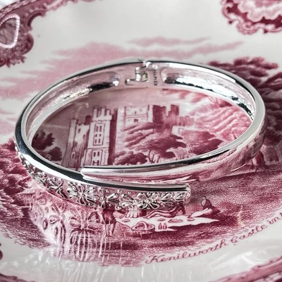 Pulsera Napier Silvertone Casual Treasure Cuff Clamper - Talla 7.25 - Kohls Exclusive Foto 1 de 4